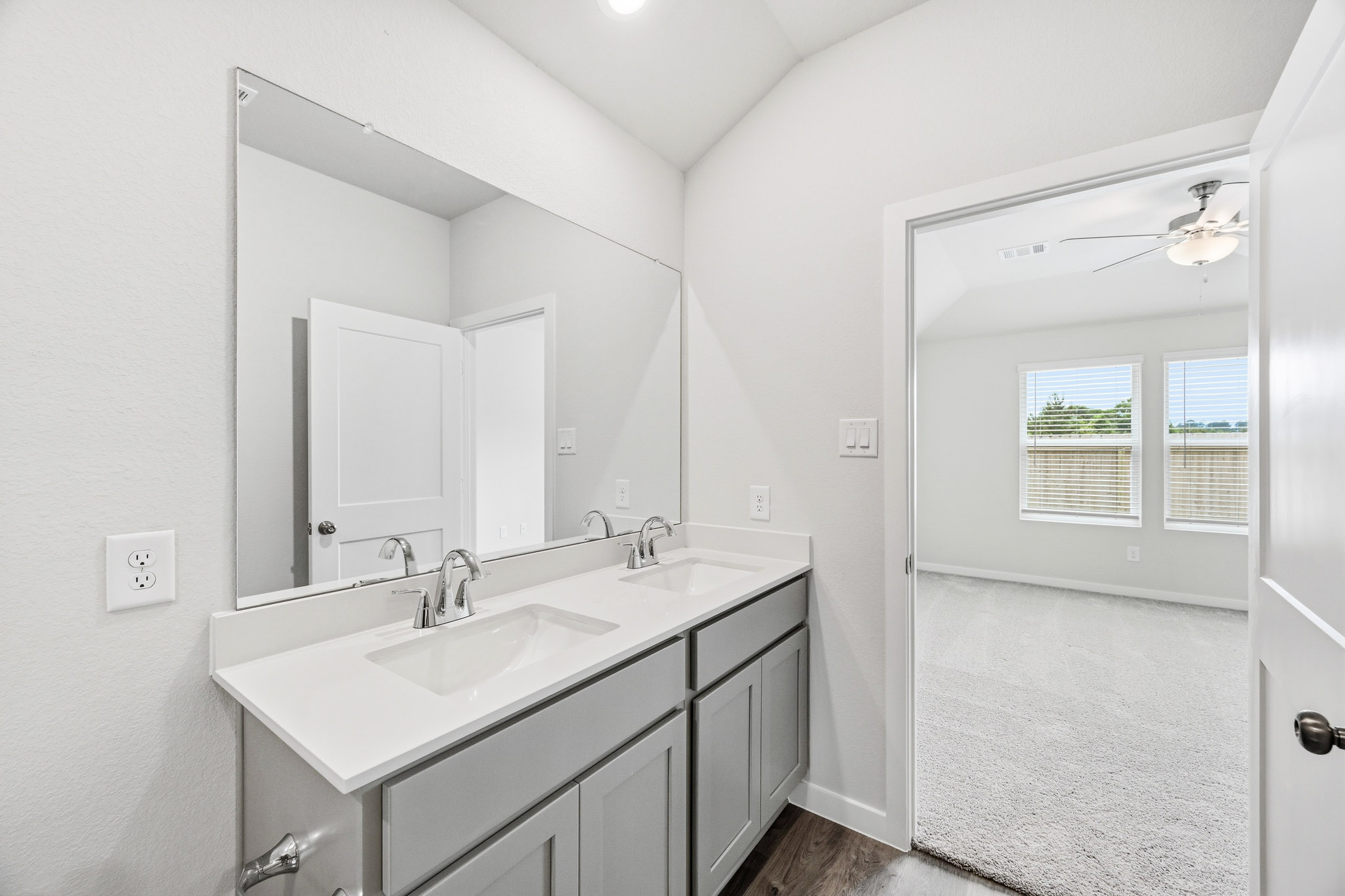 A bathroom with a sink and mirror.